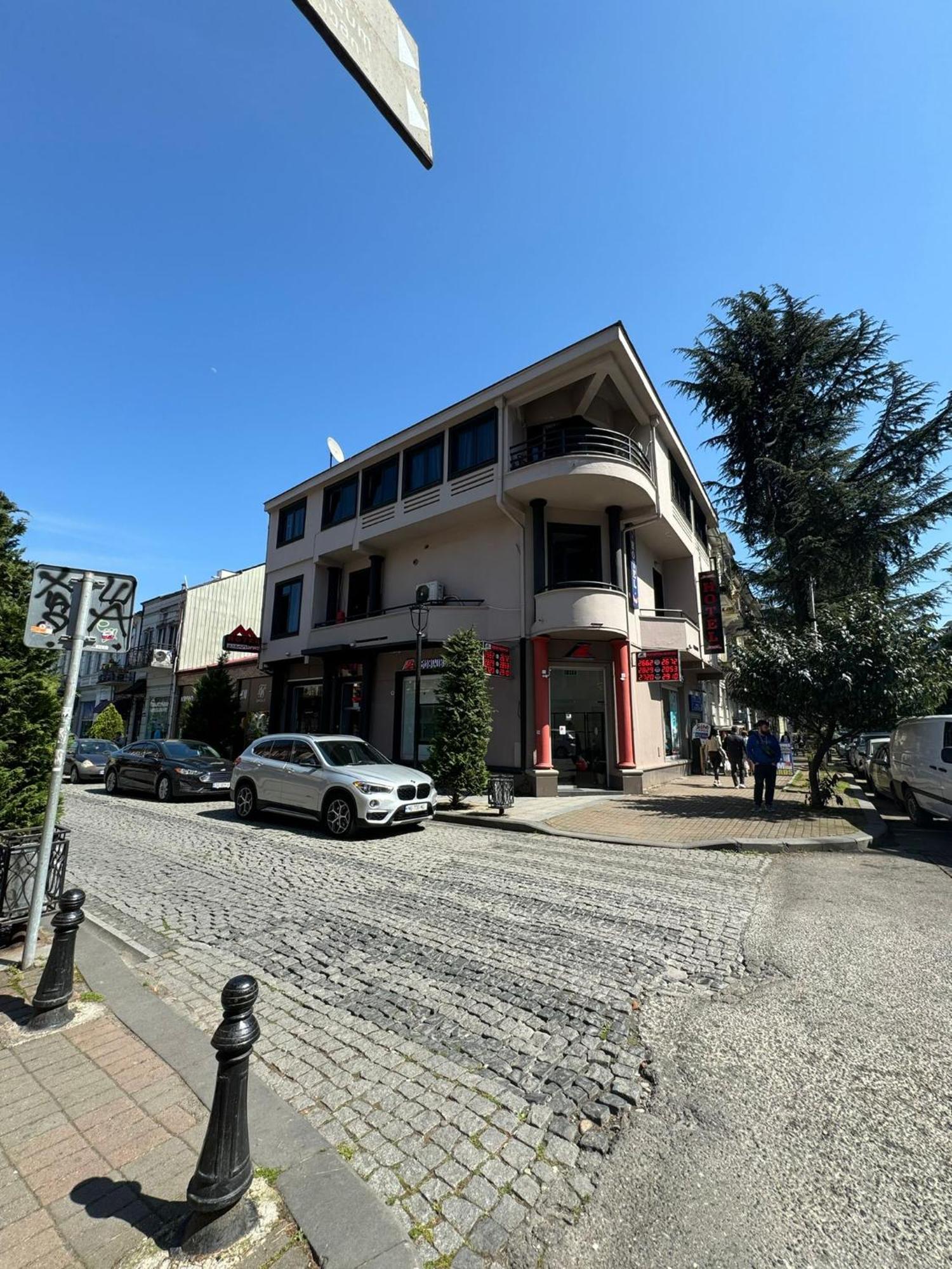 Metrepol Hotel 巴统 外观 照片